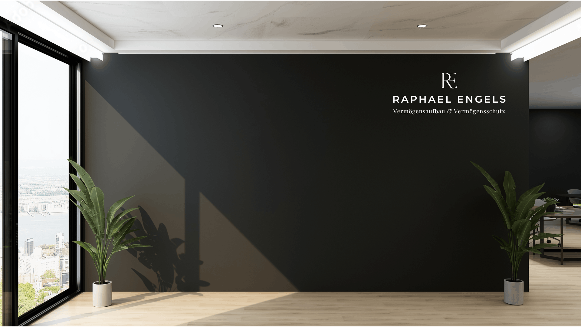 Raphael Engels in einem modernen Büro mit Blick über die Stadt
