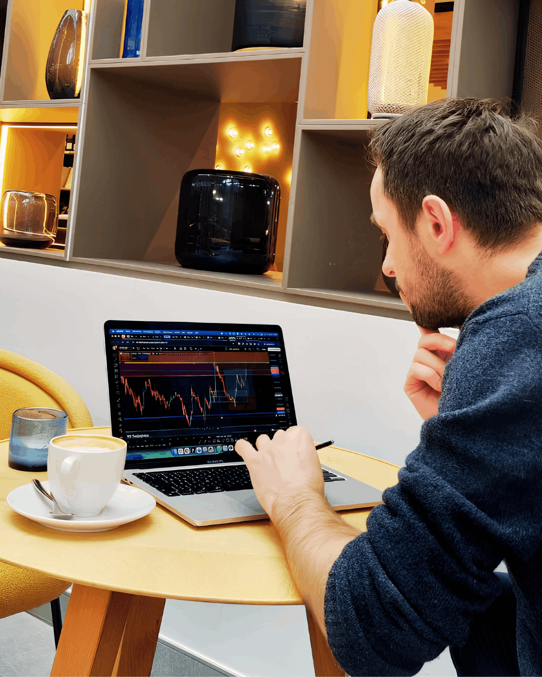 Raphael Engels analysiert einen Chart am Laptop
